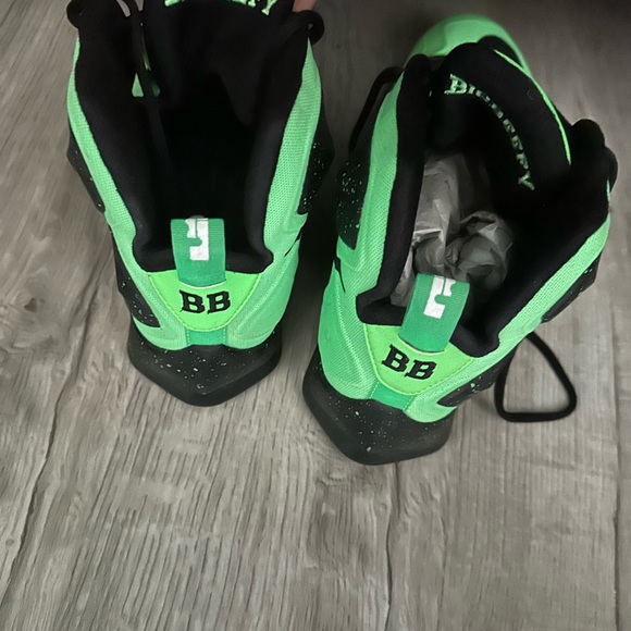 Nike shoes - Picture 2 of 2